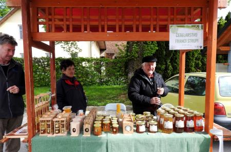 Čebelar Franci Strupi iz Spodnjega Brnika_akacijev med_cvetni prah_cvetlični med